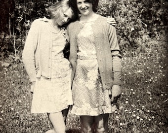 Foto vintage anni '70 / Ritratto in giardino di due giovani amiche sovietiche / Istantanea all'aperto con tema saffico / Foto reale dell'URSS