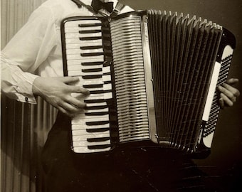 Joven acordeon Foto 1977 Montreal / Estudio Bernstein Retrato Emigrante soviético / Foto encontrada Firmada Dedicatoria Vintage