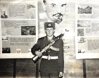 Ritratto propagandistico di Lenin, soldato sovietico, anni '70 / Foto ritrovata di una guardia militare / Istantanea delle forze armate della Guerra Fredda / Oggetto da collezione sull'ideologia sovietica