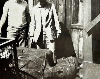 Fotografía antigua de 1979 / Hombres soviéticos con estatua de bronce caída / Instantánea industrial de la URSS / Fotografía histórica real poco común