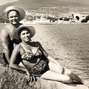 Romantic Couple Pretty Plump Woman Swimsuit Bikini Shirtless Man Beach Sea Vintage Photo 1950s History Snapshot