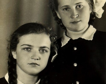 Fotografía original de 1956: Hermosas chicas con largas trenzas / Retrato vintage en sepia / Fotografía antigua / Peinado clásico / Elegancia atemporal