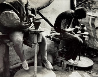 Fotografía antigua de los años 70 / Dos alfareros soviéticos en tornos de alfarero / Taller de artesanía popular / Fotografía real de la URSS