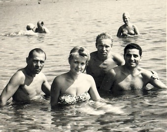 Foto antigua de 1964: tres chicos guapos, hombres, mujeres jóvenes y bonitas, trajes de baño, dama sexy, playa, mar, instantánea