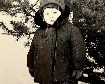 Foto vintage anni '60 / Bambino sovietico nella neve invernale / Ritratto di ragazzo all'aperto sotto un pino / Foto reale dell'URSS