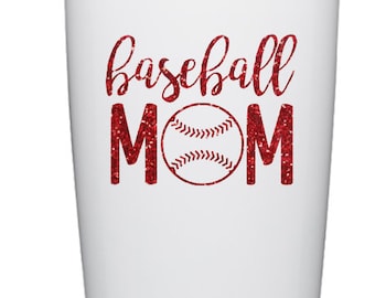 Może przedstawiać: Biały kubek termiczny z przezroczystą pokrywką. Kubek zawiera napis "baseball MOM" w czerwonym brokatowym napisie, z grafiką baseballu pośrodku. Świetny prezent dla fanów baseballu.