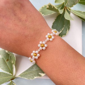 Daisy Flower Beaded Bracelet for Flower Girls Daisy bracelet for Her Flower Beaded bracelet for Woman Dainty Pearl Daisy bracelet gift