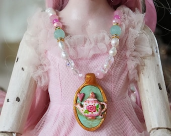 Colgante de tetera de arcilla hecho a mano - Collar de perlas, calcedonia y cristal