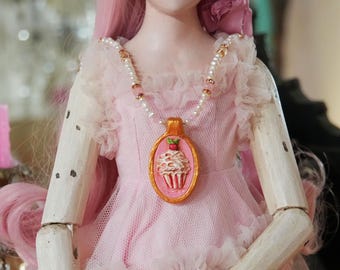 Colgante de arcilla de cupcake hecho a mano: collar de perlas, calcedonia y cristal