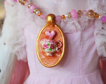 Colgante de arcilla con forma de corazón en forma de taza de té, hecho a mano: collar con perlas, cristales de Swarovski y calcedonia rosa.