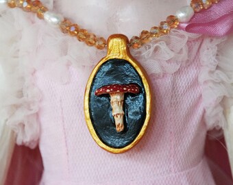 Colgante de arcilla con forma de hongo rojo hecho a mano - Collar de perlas y cristales de Swarovski