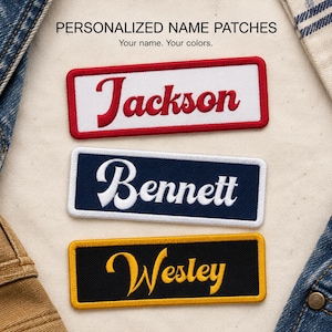 Etiqueta personalizada com nome, bordado com fonte personalizada, para aplicar com ferro de passar ou costurar em chapéus e bolsas.