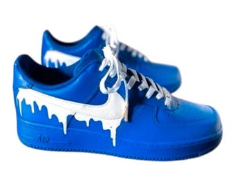 ナイキ エア フォース 1 ワンの「ドリップ ブルー」スウッシュの