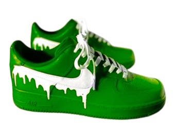 ナイキ エア フォース 1 ワンの「ドリップ ブルー」スウッシュの