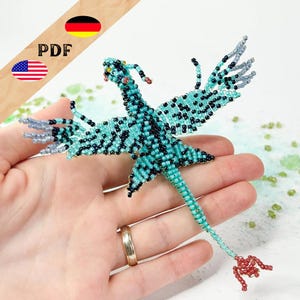 Patrón de cuentas Banshee en PDF, figura de dragón hecha de cuentas, instrucciones para crear un dragón animal con cuentas, patrón en alemán e inglés.