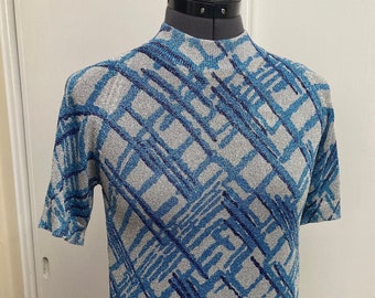 Fabulous Vintage Stretch Knit Lurex Short-Sleeved Mock Turtleneck Sweater Crosshatch Blue Silver Geometric Pattern Size Small