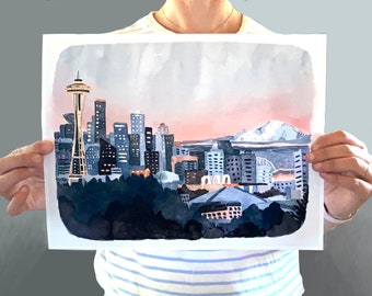 Puede incluir: Una pintura de acuarela del horizonte de Seattle que presenta la Space Needle, varios edificios de la ciudad y una montaña nevada en la distancia. La escena se sitúa contra un cielo suave de color rosa y gris con árboles verde oscuro en primer plano.