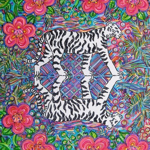 Carte de voeux, Tigre Blanc, Jungle de l’Inde, Fleurs vibrantes, Félin gracieux, Art écologique par Kara Rane, Mirror Image Spiritual Message