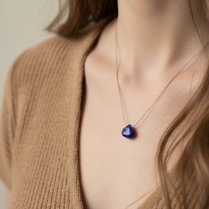 Flytande sidenhalsband med lapis lazuli och spänne i 14 karat guld