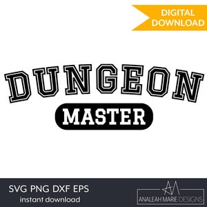 Może przedstawiać: Czarno-biała grafika z napisem "DUNGEON MASTER" pogrubioną, łukowatą czcionką. Słowo "MASTER" znajduje się w czarnym owalu. Żółty baner w prawym górnym rogu mówi "POBIERANIE CYFROWE".