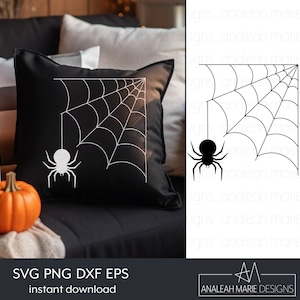 Op de afbeelding: Een zwart kussen met een wit spinnenweb en een spin. Het kussen ligt op een zwarte bank met een wit deken en pompoenen.