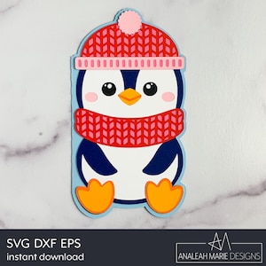 Linda tarjeta SVG de pingüino de invierno - Acogedora tarjeta de felicitación de invierno con pingüino - Perfecta para cumpleaños o baby shower - Archivo para máquina de corte