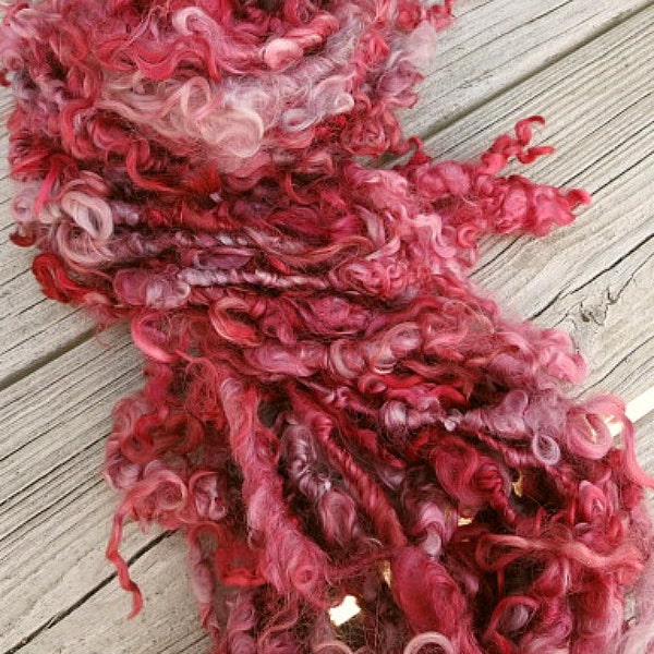 Kunst Handspun Garn - Cotswold wolle sperrt - Corespun Garn - Vintage Valentine - Pinks, Reds - Puppe Hair - geschweiften Garn
