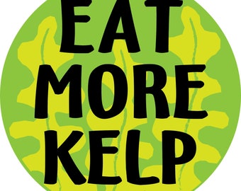 Può includere: Cerchio verde con un motivo a foglie gialle e il testo "EAT MORE KELP" in nero.