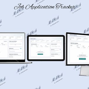 Puede incluir: Un rastreador digital de solicitudes de empleo que se muestra en una computadora portátil, una tableta y un monitor de escritorio. La interfaz presenta secciones tituladas Search at a glance, Application pipeline, Follow-up reminders, References y Small wins & reflections.