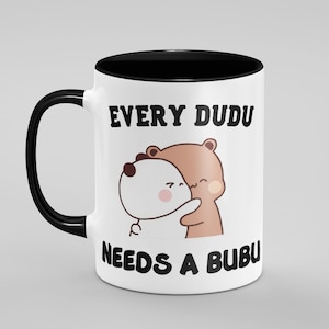 Every Dudu Needs A Bubu Mug - Idea regalo con orsetto per il giorno di Valentina in gomma pesca - Novità carina tazza da tè e caffè da 11 e 15 Oz - Diversi colori