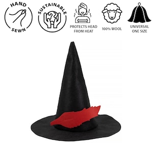 Könnte beinhalten: Ein schwarzer Hexenhut mit roter Federverzierung. Der Hut ist aus Filz und hat einen breiten Rand. Der Hut ist in Einheitsgröße.