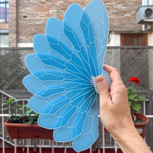 Handgefertigter Fächer mit Libellenflügeln, 3D-gedruckt und handgenäht. Kompostierbares und 100 % recycelbares Material