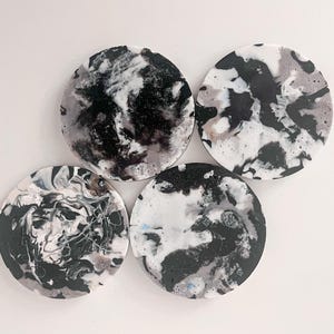 Zestaw 4 okrągłych podstawek wykonanych w 100% z recyklingowanego plastiku. Ręcznie robiony, ekologiczny prezent. 007. Ash Echo