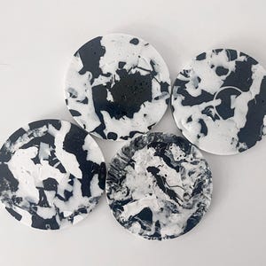 Zestaw 4 okrągłych podstawek wykonanych w 100% z recyklingowanego plastiku. Ręcznie robiony, ekologiczny prezent. 006. Black&White