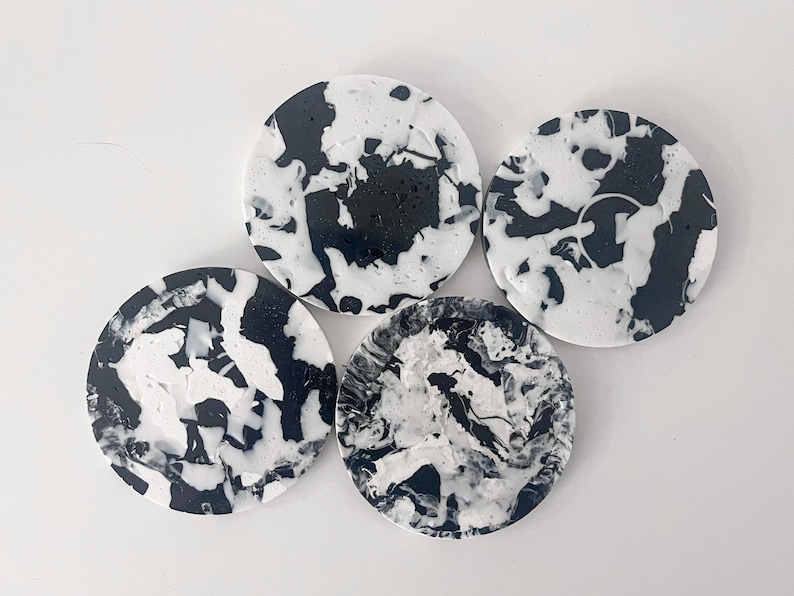 Zestaw 4 okrągłych podstawek wykonanych w 100% z recyklingowanego plastiku. Ręcznie robiony, ekologiczny prezent. 006. Black&White
