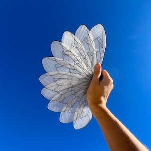 Ventaglio a forma di ala di libellula fatto a mano, stampato in 3D e cucito a mano. Materiale compostabile e riciclabile al 100%