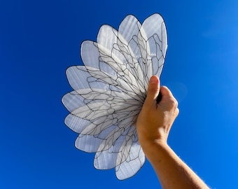 Handgefertigter Libellenflügelfächer, 3D-gedruckt und handgenäht. Kompostierbares und zu 100 % recycelbares Material.