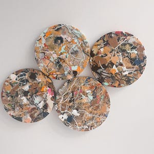 Zestaw 4 okrągłych podstawek wykonanych w 100% z recyklingowanego plastiku. Ręcznie robiony, ekologiczny prezent. 005. Multicolor