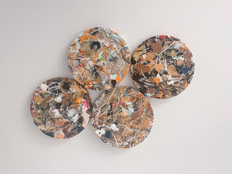 Zestaw 4 okrągłych podstawek wykonanych w 100% z recyklingowanego plastiku. Ręcznie robiony, ekologiczny prezent. 005. Multicolor