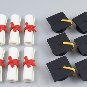 Könnte beinhalten: Eine weiße Keramik-Tasse mit schwarzem Henkel und dem Text "But First, Coffee" in schwarzer, handschriftlicher Schrift. Die Tasse steht auf einer weißen Oberfläche.