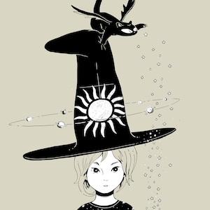 Könnte beinhalten: Eine Schwarzweißillustration einer Person, die einen großen, breitkrempigen Hut mit einem Sonnen- und Planetenmotiv trägt. Eine schwarze Katze mit Flügeln sitzt auf dem Hut, und Sterne fallen aus dem Hut.