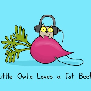 Op de afbeelding: Een cartoonillustratie van een bruine kat met een koptelefoon op, die op een grote roze biet met groene bladeren zit. De tekst "Little Owlie Loves a Fat Beet." staat onder de afbeelding.