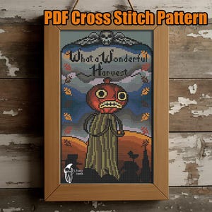 Puede incluir: Un patrón de punto de cruz enmarcado con un espantapájaros con cabeza de calabaza y el texto "What a Wonderful Harvest". La obra de arte está ambientada en un cielo azul con hojas cayendo y una escena de cementerio.