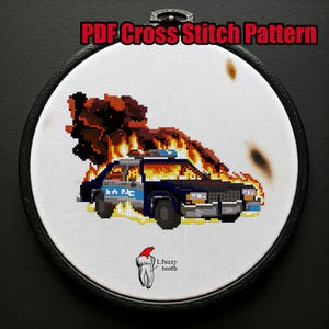 Könnte beinhalten: Kreuzstichmuster mit einem brennenden Polizeiauto, mit Flammen in Orange- und Brauntönen. Das Auto ist dunkelblau und grau, mit dem Text "PDF Cross Stitch Pattern" oben. Das Design ist in einem schwarzen Rahmen eingefasst.