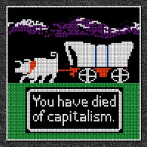 Può includere: Un'immagine pixelata di un maiale bianco che tira un carro bianco con ruote rosse. Il carro ha una striscia blu sul lato. Lo sfondo è nero con una nuvola viola in alto. Il testo "You have died of capitalism." è visualizzato in un riquadro bianco con bordo nero su uno sfondo verde.
