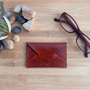 Gepersonaliseerde minimalistische leren portemonnee - op maat gemaakte slanke portemonnee voor heren en dames - handgemaakt volnerfleer - perfect cadeau