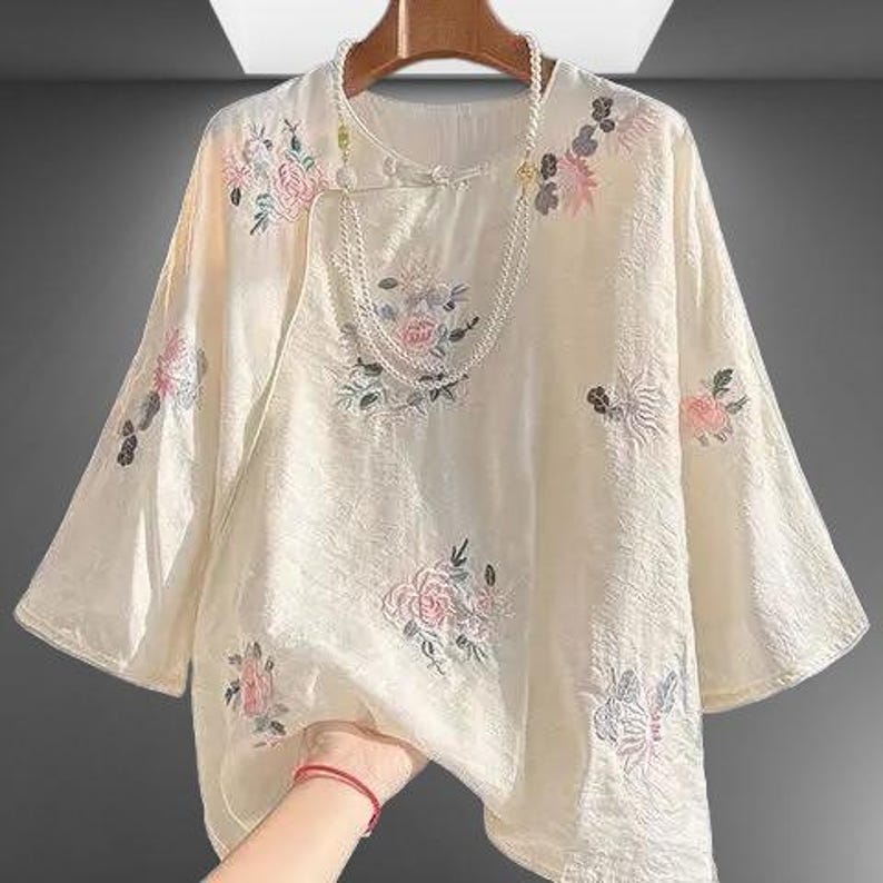 Rundhalsad blus för kvinnor, snedställd sommartopp för kvinnor, aprikosfärgad elegant retroskjorta i jacquardstil, påskpresent till henne, toppar och t-shirts bild 1
