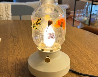 Lanterne en verre à fleurs pressées avec variateur
