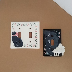 Peut inclure: Panneau en bois rustique avec l'inscription "Welcome to our home" en lettres blanches. Le panneau présente une finition vieillie et un design simple et accueillant, idéal pour une entrée.