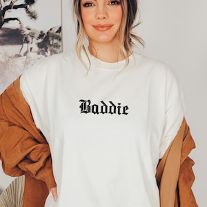 Baddie T-Shirt, lustiges Shirt Geschenk, Geschenk für ein Baddie-Mädchen, grafisches T-Shirt, trendiges T-Shirt, Shirt für Parties, Geschenk für Freund, Geschenk für sarkastischen Freund